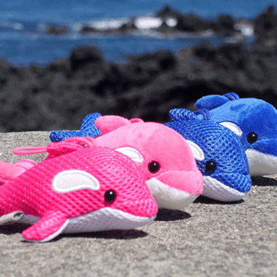 제주도 서귀포 바다앞에 뛰어 노는 돌고래 모습으로 제작 된 귀여운 돌고래 키링 입니다 ~ 색상은 블루와 핑크 두가지이며 커플템으로도 너무 좋아요!
